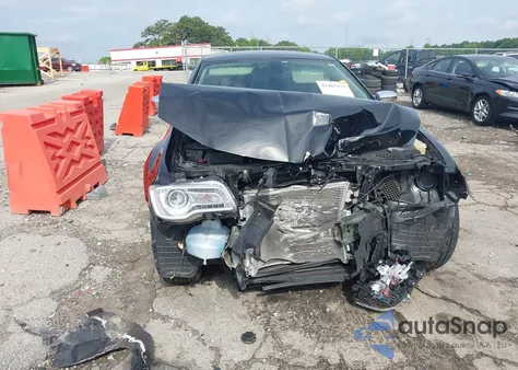 2019 Chrysler 300 Touring z USA, uszkodzony, nr VIN 2C3CCAAG7KH612320